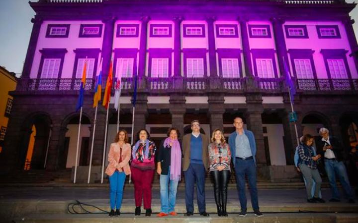 180308-El-Ayuntamiento-ilumina-las-Casas-Consistoriales-e-iza-la-bandera-feminista-3