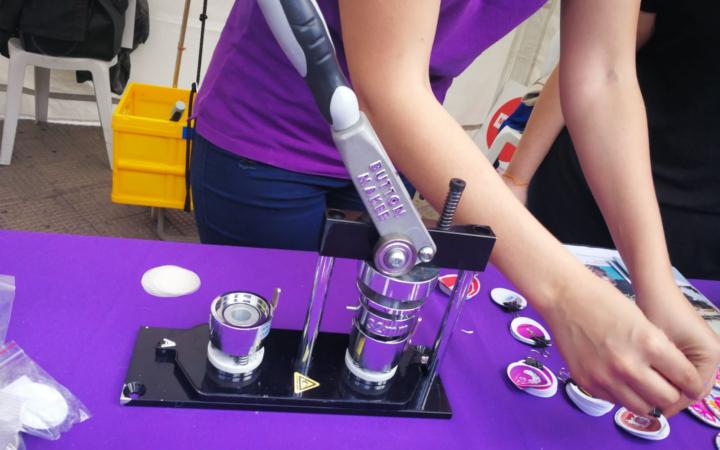 Taller de chapas igualitarias Feria por la Igualdad Cabildo de Gran Canaria