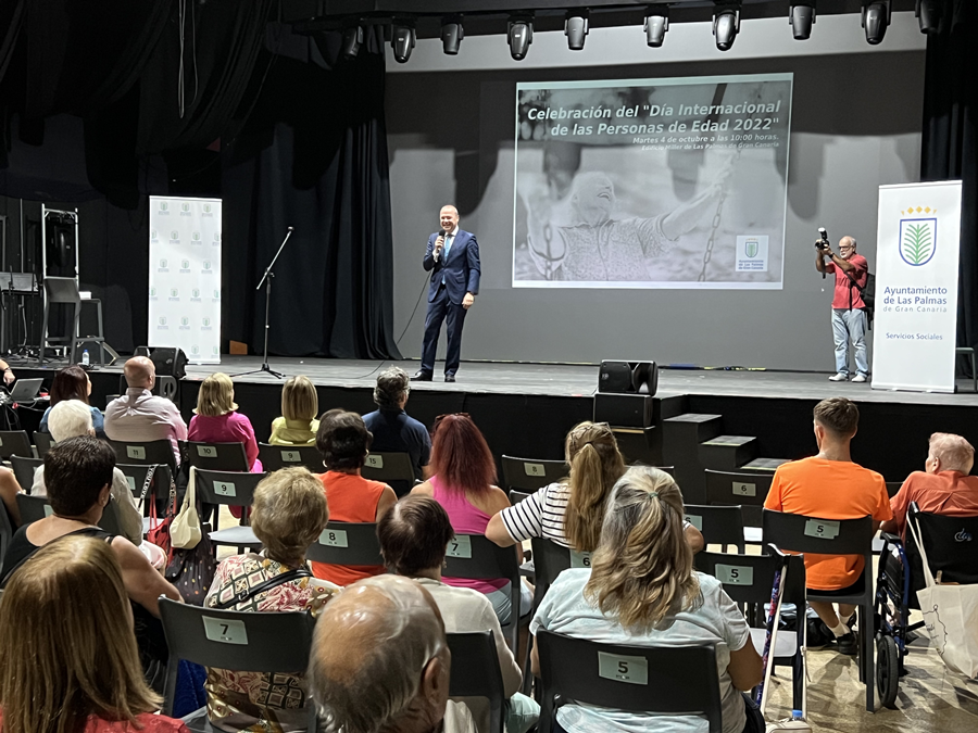El Ayuntamiento reúne a más de 300 mayores de los cinco distritos para celebrar el Día Internacional de las Personas de Edad